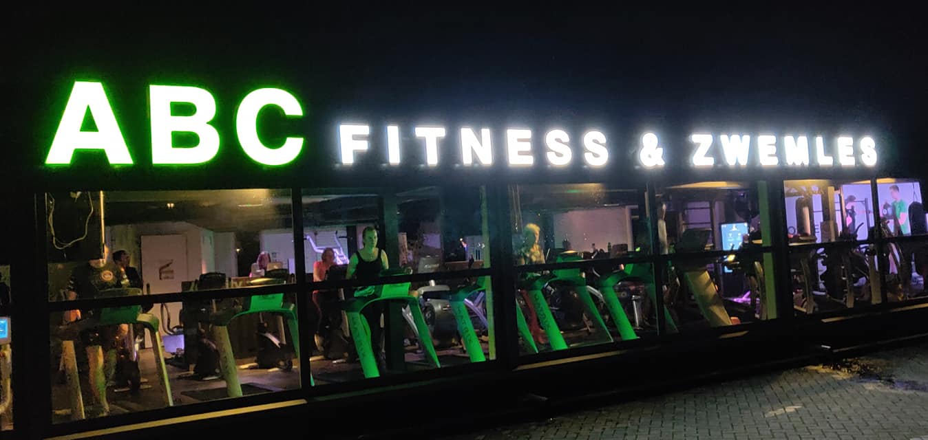 ABC Fitness Elburg buitenaanzicht met neon verlichting